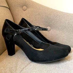 Comfortable black high heels size 8